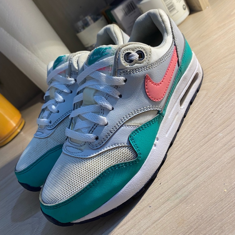 Nike air max size 4y/6.5 womens 💯🔥 couple small stains but can be removed.